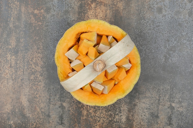 Zucca gialla fresca su fondo di marmo