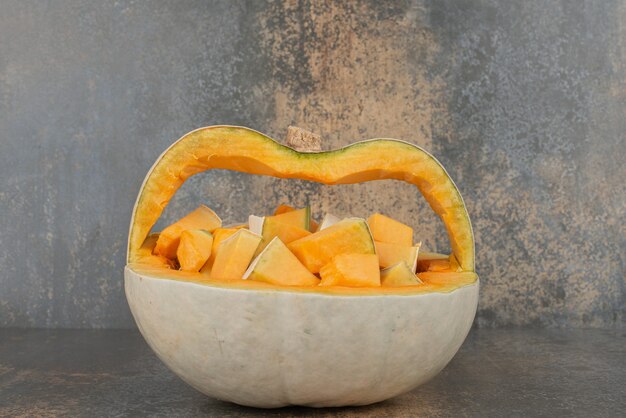 Zucca gialla fresca sulla superficie di marmo