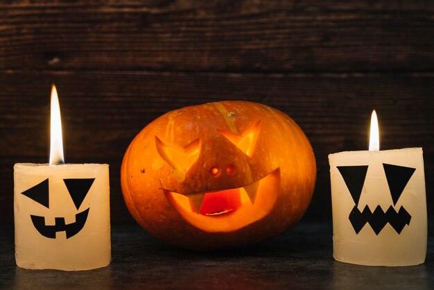 Zucca scolpita spettrale di Halloween con le candele