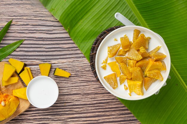 Zucca stufata di latte di cocco nella ciotola bianca