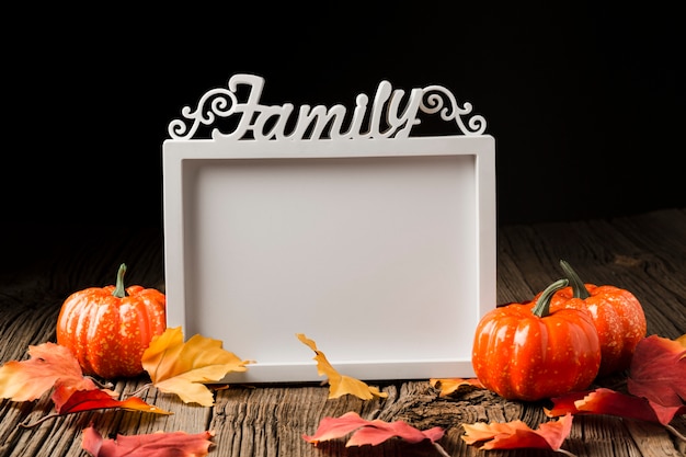 Zucche di Halloween con foglie e cornice mock-up