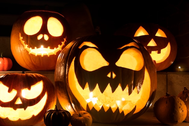 Zucche di Halloween spettrali sulla disposizione delle scale