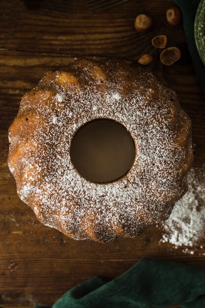 Zucchero in polvere su una torta gustosa