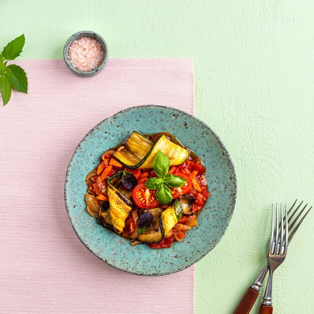 zucchine alla griglia con verdure in salsa di pomodoro il concetto di cibo vegetariano