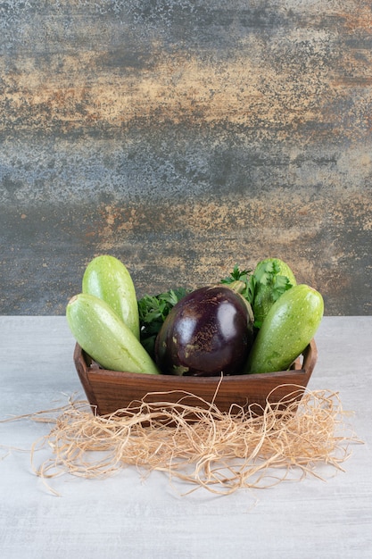 Zucchine crude e melanzane in cassetta di legno. Foto di alta qualità