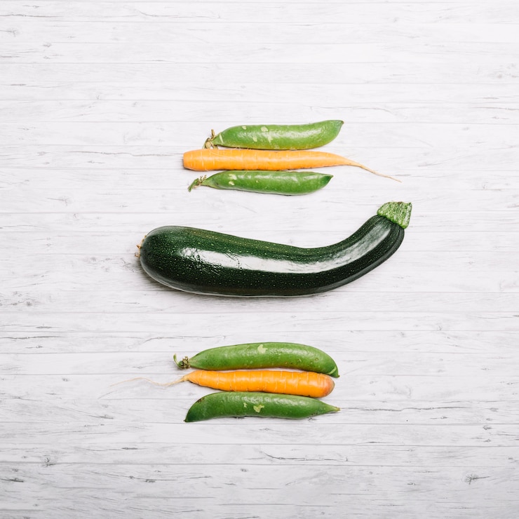 Foto gratuito zucchine e piselli con carota