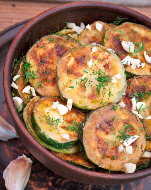 Zucchine fritte in una vecchia ciotola di ceramica