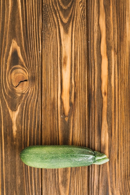 Zucchine verdi sul tavolo