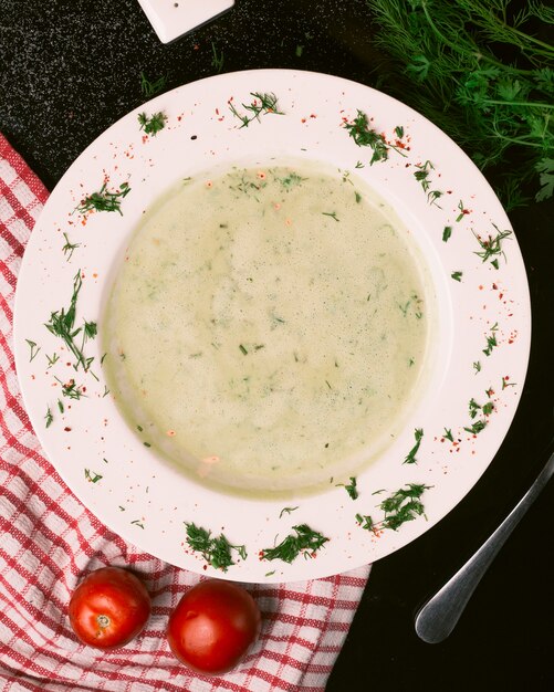 Zuppa cremosa di funghi con erbe e pomodoro.