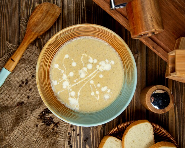 Zuppa cremosa e cucchiaio di legno