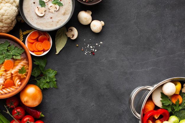 Zuppa di bisque di verdure musque piatto con fusilli e verdure in padella con spazio copia spazio spaziale