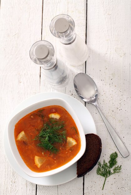 Zuppa di borsch e pane di segale con sale e pepe