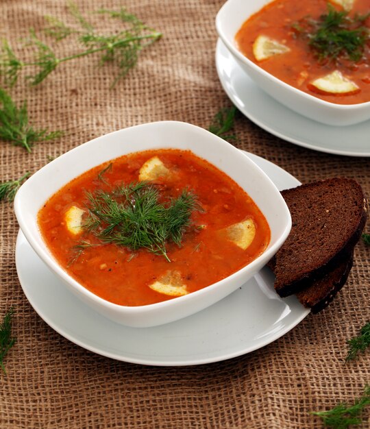 Zuppa di borsch e pane di segale