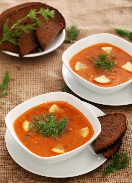 Zuppa di borsch e pane di segale