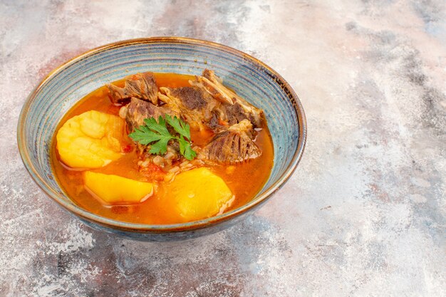 Zuppa di bozbash vista dal basso su foto di cibo di cucina azera nuda