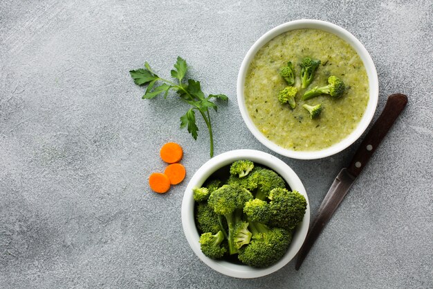 Zuppa di broccoli e carote vista dall'alto con spazio di copia