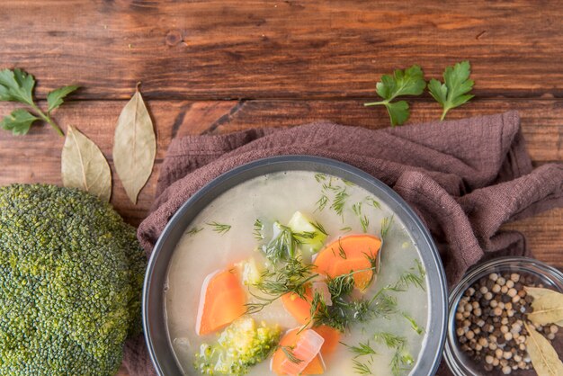 Zuppa di broccoli fatta in casa fresca sul panno