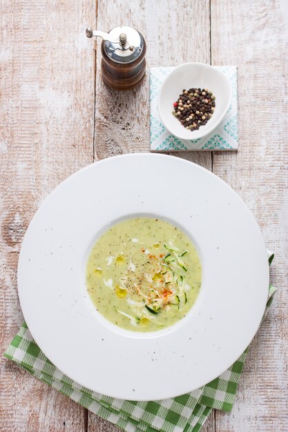 zuppa di broccoli saporito sul piatto bianco