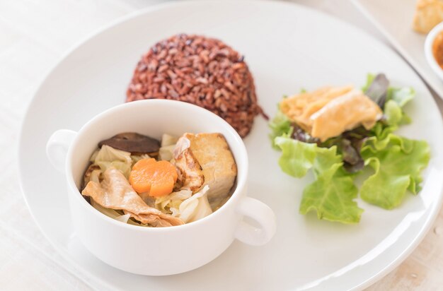 Zuppa di cavolo ripieno con riso alla bacca e tofu