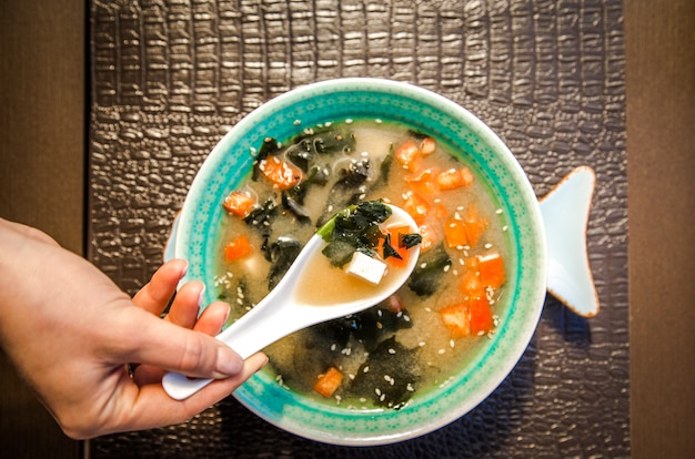 Zuppa di cibo cinese in una bella ciotola