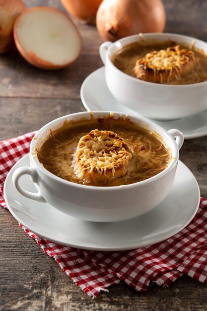 Zuppa di cipolle francese tradizionale su tavola di legno