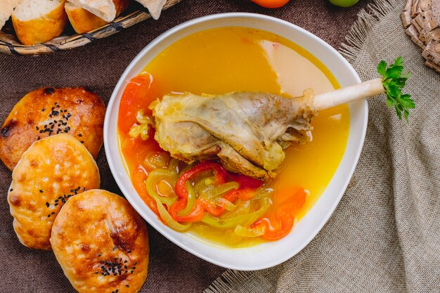 Zuppa di coscia di tacchino con peperone e pane