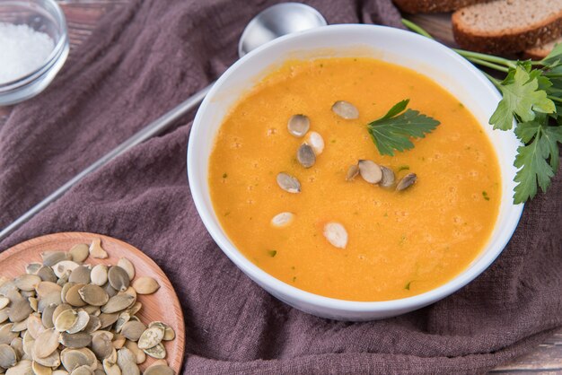 Zuppa di crema con semi alta vista