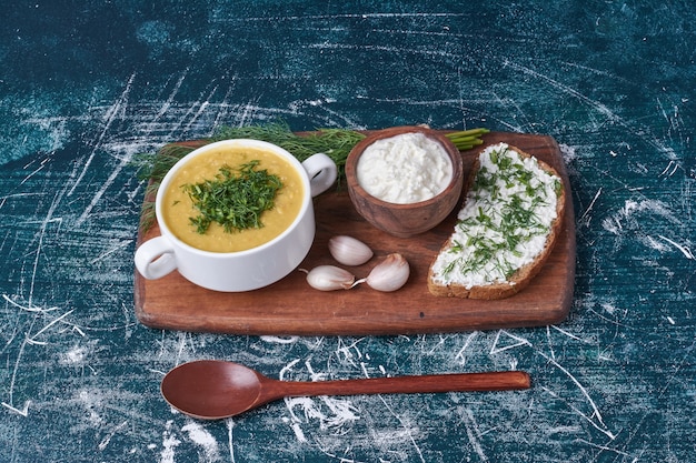 Zuppa di crema con una fetta di pane tostato.