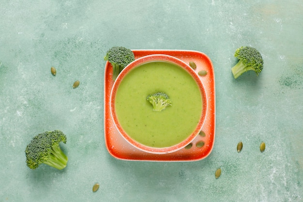 Zuppa di crema di broccoli fatta in casa verde deliziosa.