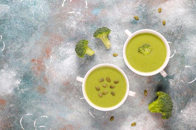 Zuppa di crema di broccoli fatta in casa verde deliziosa.