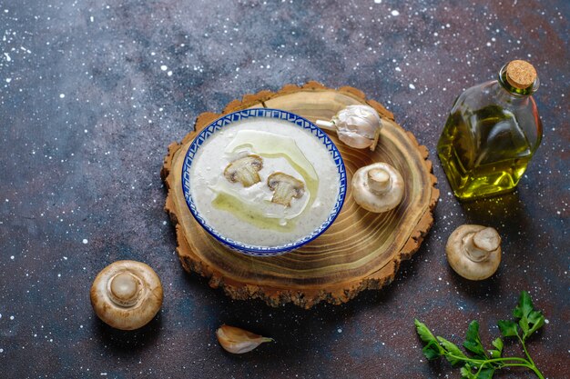 Zuppa di crema di funghi fatta in casa deliziosa, vista dall'alto