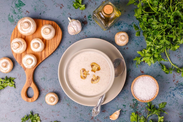 Zuppa di crema di funghi fatta in casa deliziosa, vista dall'alto