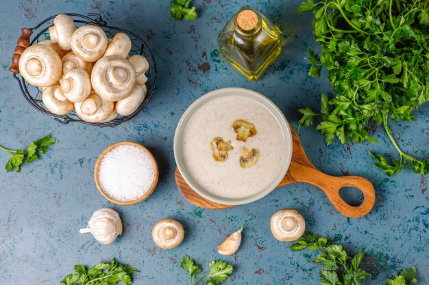 Zuppa di crema di funghi fatta in casa deliziosa, vista dall'alto