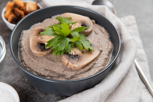 Zuppa di crema di verdure ai funghi alta vista