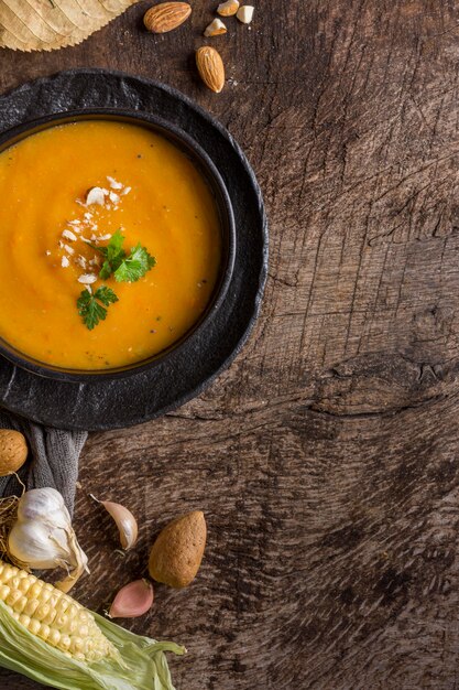 Zuppa di crema di zucca piatta nella ciotola