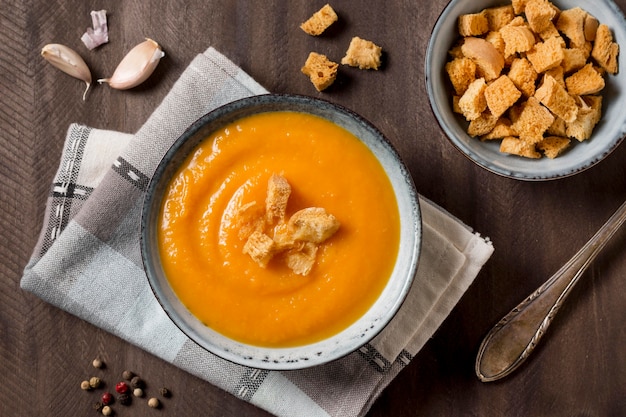 Zuppa di crema di zucca vista dall'alto con crostini di pane