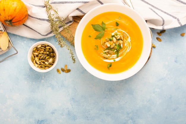 Zuppa di crema gustosa vista dall'alto con semi