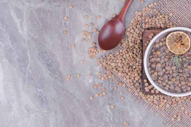 Zuppa di fagioli di lenticchie verdi in una ciotola bianca