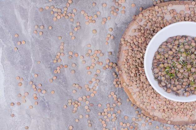 Zuppa di fagioli di lenticchie verdi in una ciotola bianca