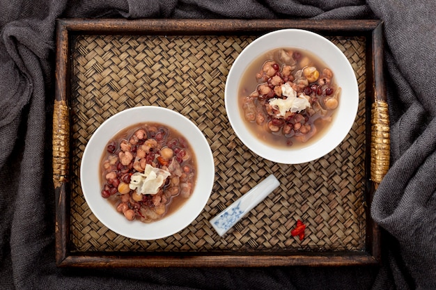 Zuppa di fagioli in barattoli su un vassoio di legno