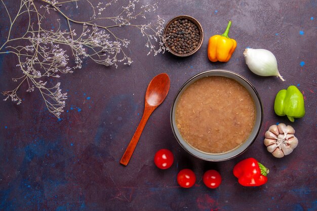 Zuppa di fagioli vista dall'alto con olio d'oliva e verdure su un cibo di fagioli vegetali zuppa di superficie scura