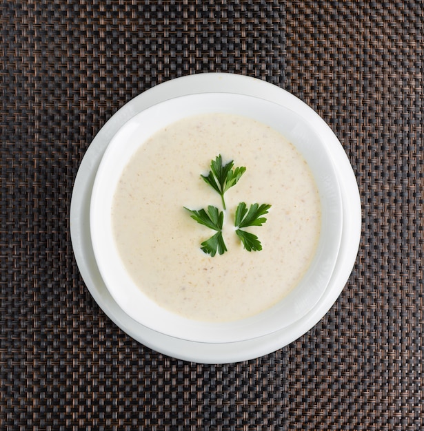 Zuppa di funghi con crema in una ciotola bianca