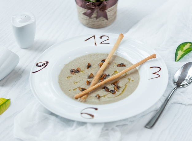 zuppa di funghi con crostini di pane