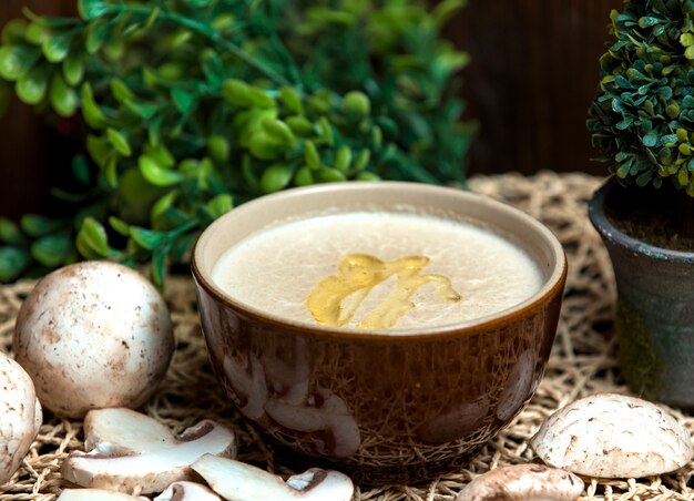 Zuppa di funghi con olio versato