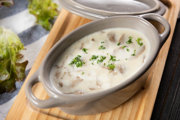 Zuppa di funghi con verdure verdi