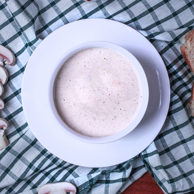 Zuppa di funghi cremosa in una ciotola bianca.