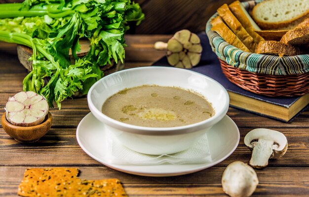 Zuppa di funghi cremosa lattea servita con cracker