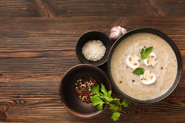 Zuppa di funghi e condimenti piatti con copia spazio