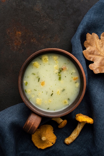 Zuppa di funghi e foglie