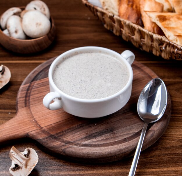 Zuppa di funghi su tavola di legno